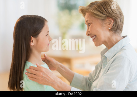 La nipote (8-9) e la nonna sorridendo a ciascun altro Foto Stock