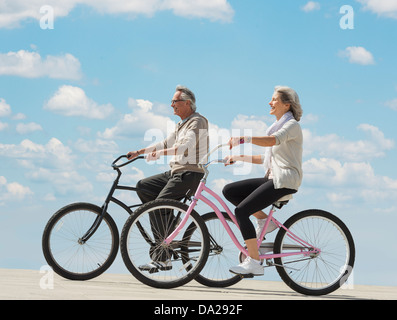 Coppia senior Bicicletta Equitazione Foto Stock