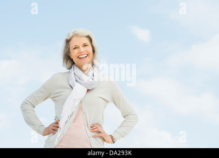 Ritratto di donna senior in piedi all'aperto Foto Stock