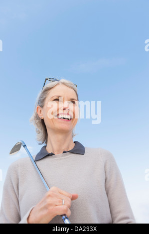 Senior donna holding golf club Foto Stock