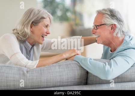 Coppia senior seduto sul divano Foto Stock