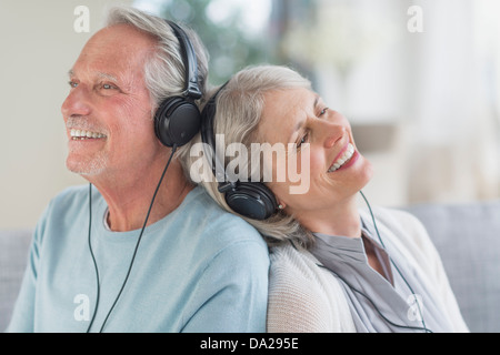 Coppia senior ascoltando la musica a casa Foto Stock