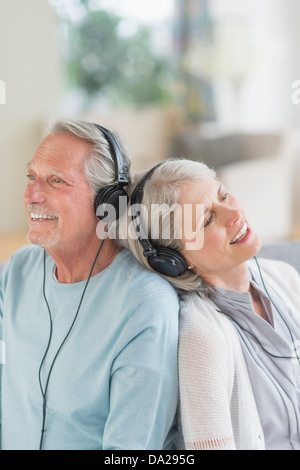 Coppia senior ascoltando la musica a casa Foto Stock