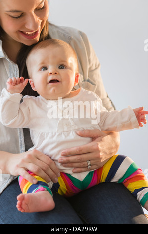 La madre gioca con la nostra bambina (6-11 mesi) Foto Stock