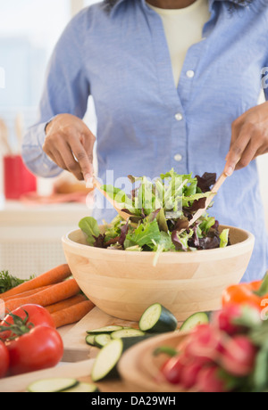 Donna insalata di preparazione Foto Stock