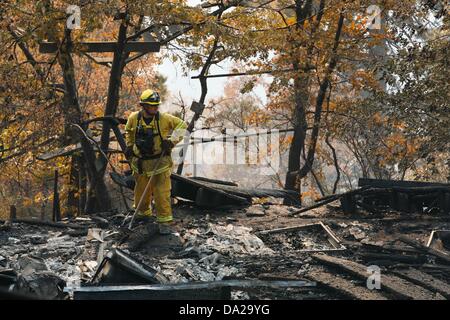 Marzo 13, 2000 - San Bernardino, in California, Stati Uniti d'America - il lavoro dei vigili del fuoco di una battaglia che infuria wildfire in San Bernardino zona della California nel mese di ottobre 2007. Il fuoco ha distrutto più di 1.500 case e bruciato oltre 500.000 acri. È stato dichiarato uno stato di emergenza in sette contee della California come più di 6 mila i vigili del fuoco hanno lavorato per la lotta contro l'incendio. Almeno 60 dei vigili del fuoco sono stati feriti combattere l'incendio. (Credito Immagine: © Nicolaus Czarnecki/ZUMAPRESS.com) Foto Stock