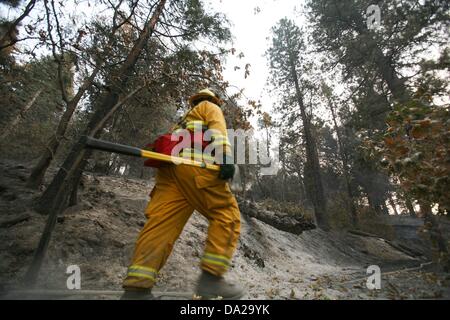 Marzo 13, 2000 - San Bernardino, in California, Stati Uniti d'America - il lavoro dei vigili del fuoco di una battaglia che infuria wildfire in San Bernardino zona della California nel mese di ottobre 2007. Il fuoco ha distrutto più di 1.500 case e bruciato oltre 500.000 acri. È stato dichiarato uno stato di emergenza in sette contee della California come più di 6 mila i vigili del fuoco hanno lavorato per la lotta contro l'incendio. Almeno 60 dei vigili del fuoco sono stati feriti combattere l'incendio. (Credito Immagine: © Nicolaus Czarnecki/ZUMAPRESS.com) Foto Stock