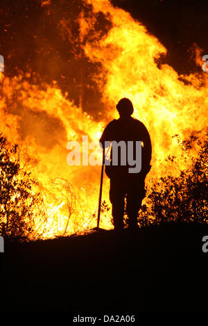 25 ottobre 2007 - San Bernardino, in California, Stati Uniti d'America - il lavoro dei vigili del fuoco di una battaglia che infuria wildfire in San Bernardino zona della California nel mese di ottobre 2007. Il fuoco ha distrutto più di 1.500 case e bruciato oltre 500.000 acri. È stato dichiarato uno stato di emergenza in sette contee della California come più di 6 mila i vigili del fuoco hanno lavorato per la lotta contro l'incendio. Almeno 60 dei vigili del fuoco sono stati feriti combattere l'incendio. (Credito Immagine: © Nicolaus Czarnecki/ZUMAPRESS.com) Foto Stock