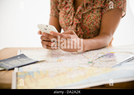 Donna viaggio di pianificazione Foto Stock