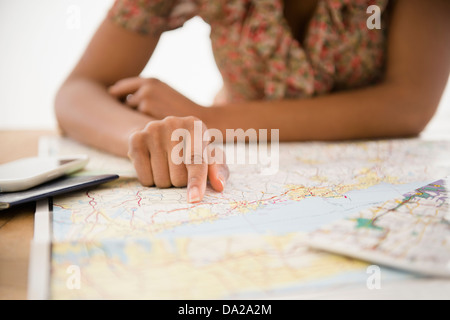 Donna viaggio di pianificazione Foto Stock