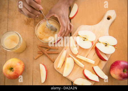 Salsa di mele rendendo Foto Stock