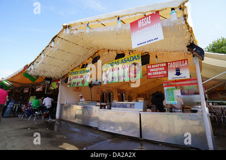 La fiera di Aprile di Siviglia, (Feria de abril de Sevilla), Cibo, potat arrosto, Siviglia e la zona fieristica in aprile, 2013 a Siviglia, Spagna Foto Stock