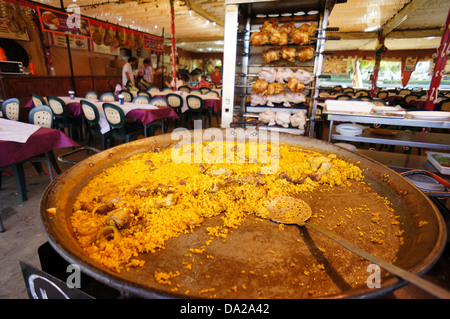 La paella, - Spagnolo piatto a base di riso e pesce in fiera in aprile a Siviglia, Spagna Foto Stock
