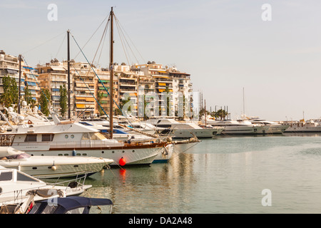 Barche ormeggiate in Zea Marina, Pasalimani Bay, Pireo di Atene, Grecia Foto Stock