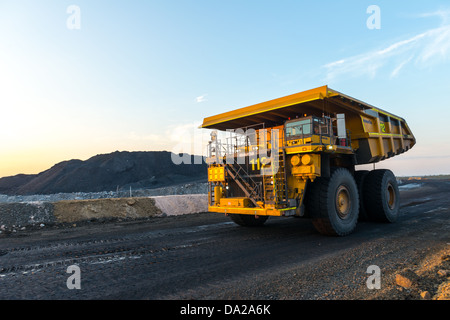 Autocarro con cassone ribaltabile su un bottino road Foto Stock