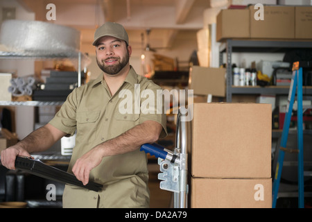 Ritratto di uomo di consegna nel magazzino Foto Stock