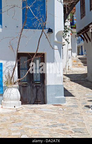 Skopelos island in Grecia. Vista di strade e architettura tradizionale Foto Stock