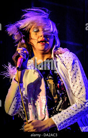 Toronto, Ontario, Canada. 1 Luglio, 2013. Cantante KAREN O DI American indie band Yeah Yeah Yeahs esegue a Echo Beach in Canada il giorno. Credito: Igor Vidyashev/ZUMAPRESS.com/Alamy Live News Foto Stock