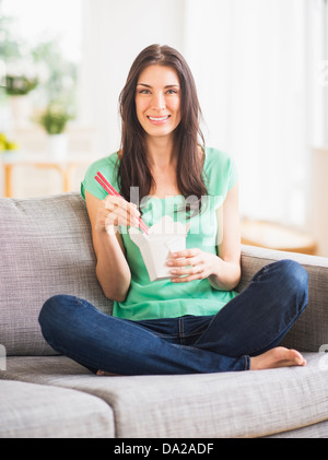 Ritratto di donna di mangiare prendere il cibo Foto Stock