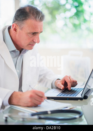 Ritratto di medico a lavorare nel suo ufficio Foto Stock