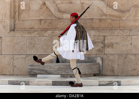 Soldato greco, Evzone, marciando accanto alla tomba del Milite Ignoto, al di fuori del palazzo del Parlamento, Atene, Grecia Foto Stock