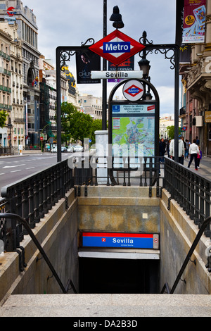 Ingresso al Sevilla stazione della metropolitana di Madrid in Spagna Foto Stock