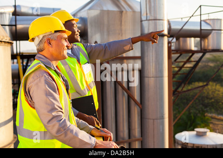 Due fabbrica chimica i lavoratori che operano in impianti Foto Stock