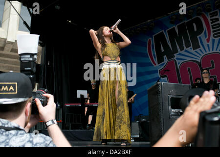 Boston, Massachusetts, USA. Il 30 giugno, 2013. La registrazione di cantante e attrice Selena Gomez esegue alla stazione radio 103.3Amp 's una festa di compleanno a Boston è il Municipio Plaza. Credito: Kelvin Ma/ZUMAPRESS.com/Alamy Live News Foto Stock