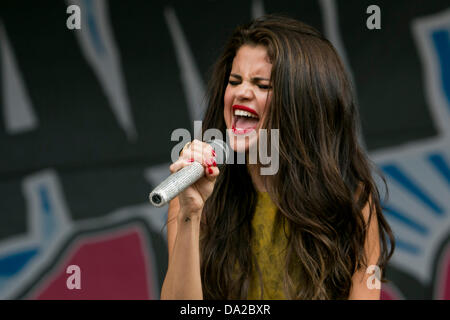 Boston, Massachusetts, USA. Il 30 giugno, 2013. La registrazione di cantante e attrice Selena Gomez esegue alla stazione radio 103.3Amp 's una festa di compleanno a Boston è il Municipio Plaza. Credito: Kelvin Ma/ZUMAPRESS.com/Alamy Live News Foto Stock