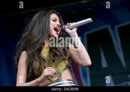 Boston, Massachusetts, USA. Il 30 giugno, 2013. La registrazione di cantante e attrice Selena Gomez esegue alla stazione radio 103.3Amp 's una festa di compleanno a Boston è il Municipio Plaza. Credito: Kelvin Ma/ZUMAPRESS.com/Alamy Live News Foto Stock