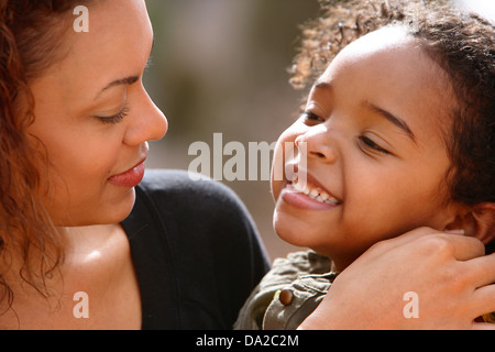 Bambino di trascorrere del tempo all'aperto con sua madre Foto Stock