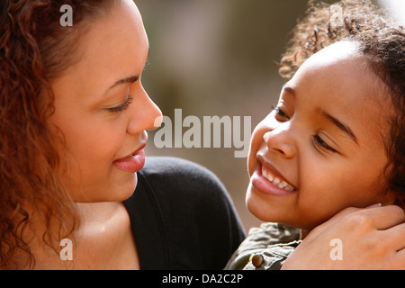 Bambino di trascorrere del tempo all'aperto con sua madre Foto Stock