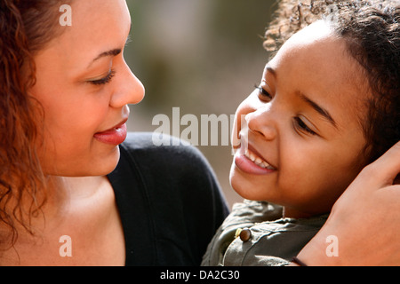 Bambino di trascorrere del tempo all'aperto con sua madre Foto Stock