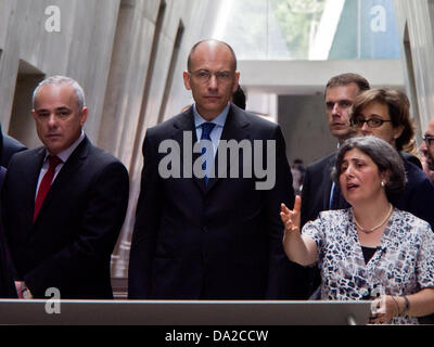 Gerusalemme, Israele. Il 1 luglio 2013. Primo Ministro italiano, Enrico Letta (C), ha visitato lo Yad Vashem Holocaust Museum, accompagnati dal vostro ministro israeliano di intelligence, le relazioni internazionali e gli affari strategici, Yuval Steinitz (L). Gerusalemme, Israele. 1-luglio-2013. Credito: Nir Alon/Alamy Live News Foto Stock