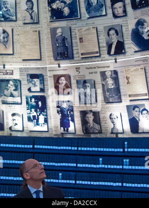 Gerusalemme, Israele. Il 1 luglio 2013. Primo Ministro italiano, Enrico Letta, sguardi fino a pagine ingrandita della testimonianza visualizzati sul cono soffitto della Sala dei Nomi a Yad Vashem Holocaust Museum. Gerusalemme, Israele. 1-luglio-2013. Primo Ministro italiano, Enrico Letta, ha visitato lo Yad Vashem Holocaust Museum, accompagnati dal vostro ministro israeliano di intelligence, le relazioni internazionali e gli affari strategici, Yuval Steinitz. Credito: Nir Alon/Alamy Live News Foto Stock