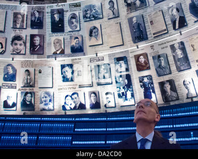 Gerusalemme, Israele. Il 1 luglio 2013. Primo Ministro italiano, Enrico Letta, sguardi fino a pagine ingrandita della testimonianza visualizzati sul cono soffitto della Sala dei Nomi a Yad Vashem Holocaust Museum. Gerusalemme, Israele. 1-luglio-2013. Primo Ministro italiano, Enrico Letta, ha visitato lo Yad Vashem Holocaust Museum, accompagnati dal vostro ministro israeliano di intelligence, le relazioni internazionali e gli affari strategici, Yuval Steinitz. Credito: Nir Alon/Alamy Live News Foto Stock