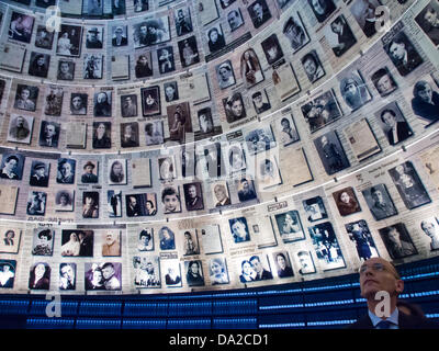 Gerusalemme, Israele. Il 1 luglio 2013. Primo Ministro italiano, Enrico Letta, sguardi fino a pagine ingrandita della testimonianza visualizzati sul cono soffitto della Sala dei Nomi a Yad Vashem Holocaust Museum. Gerusalemme, Israele. 1-luglio-2013. Primo Ministro italiano, Enrico Letta, ha visitato lo Yad Vashem Holocaust Museum, accompagnati dal vostro ministro israeliano di intelligence, le relazioni internazionali e gli affari strategici, Yuval Steinitz. Credito: Nir Alon/Alamy Live News Foto Stock