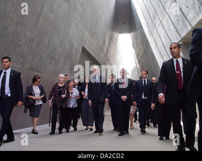 Gerusalemme, Israele. Il 1 luglio 2013. Primo Ministro italiano, Enrico Letta (centro-L), visite lo Yad Vashem Holocaust Museum, accompagnati dal vostro ministro israeliano di intelligence, le relazioni internazionali e gli affari strategici, Yuval Steinitz (centro-R). Gerusalemme, Israele. 1-luglio-2013. Credito: Nir Alon/Alamy Live News Foto Stock