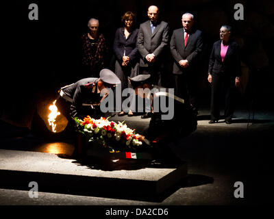 Gerusalemme, Israele. Il 1 luglio 2013. Primo Ministro italiano, Enrico Letta, prende parte ad una cerimonia commemorativa nella sala del ricordo presso lo Yad Vashem Holocaust Museum e si inginocchia davanti a una ghirlanda di fiori di cui da Carabinieri. Gerusalemme, Israele. 1-luglio-2013. Primo Ministro italiano, Enrico Letta, ha visitato lo Yad Vashem Holocaust Museum, accompagnati dal vostro ministro israeliano di intelligence, le relazioni internazionali e gli affari strategici, Yuval Steinitz. Credito: Nir Alon/Alamy Live News Foto Stock