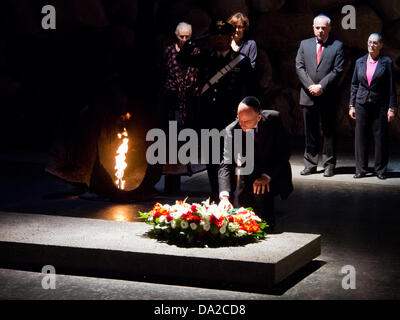 Gerusalemme, Israele. Il 1 luglio 2013. Primo Ministro italiano, Enrico Letta, prende parte ad una cerimonia commemorativa nella sala del ricordo presso lo Yad Vashem Holocaust Museum e si inginocchia davanti a una ghirlanda di fiori di cui da Carabinieri. Gerusalemme, Israele. 1-luglio-2013. Primo Ministro italiano, Enrico Letta, ha visitato lo Yad Vashem Holocaust Museum, accompagnati dal vostro ministro israeliano di intelligence, le relazioni internazionali e gli affari strategici, Yuval Steinitz. Credito: Nir Alon/Alamy Live News Foto Stock