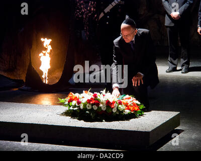 Gerusalemme, Israele. Il 1 luglio 2013. Primo Ministro italiano, Enrico Letta, prende parte ad una cerimonia commemorativa nella sala del ricordo presso lo Yad Vashem Holocaust Museum e si inginocchia davanti a una ghirlanda di fiori di cui da Carabinieri. Gerusalemme, Israele. 1-luglio-2013. Primo Ministro italiano, Enrico Letta, ha visitato lo Yad Vashem Holocaust Museum, accompagnati dal vostro ministro israeliano di intelligence, le relazioni internazionali e gli affari strategici, Yuval Steinitz. Credito: Nir Alon/Alamy Live News Foto Stock