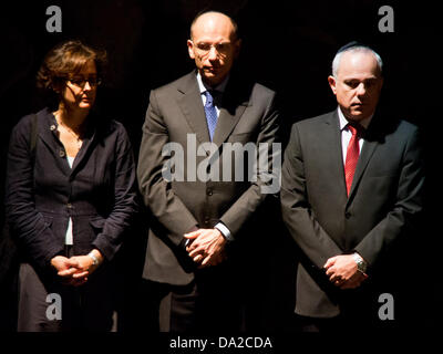 Gerusalemme, Israele. Il 1 luglio 2013. Primo Ministro italiano, Enrico Letta, prende parte ad una cerimonia commemorativa nella sala del ricordo presso lo Yad Vashem Holocaust Museum. Gerusalemme, Israele. 1-luglio-2013. Primo Ministro italiano, Enrico Letta, ha visitato lo Yad Vashem Holocaust Museum, accompagnati dal vostro ministro israeliano di intelligence, le relazioni internazionali e gli affari strategici, Yuval Steinitz. Credito: Nir Alon/Alamy Live News Foto Stock