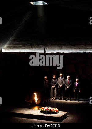 Gerusalemme, Israele. Il 1 luglio 2013. Primo Ministro italiano, Enrico Letta, prende parte ad una cerimonia commemorativa nella sala del ricordo presso lo Yad Vashem Holocaust Museum. Gerusalemme, Israele. 1-luglio-2013. Primo Ministro italiano, Enrico Letta, ha visitato lo Yad Vashem Holocaust Museum, accompagnati dal vostro ministro israeliano di intelligence, le relazioni internazionali e gli affari strategici, Yuval Steinitz. Credito: Nir Alon/Alamy Live News Foto Stock