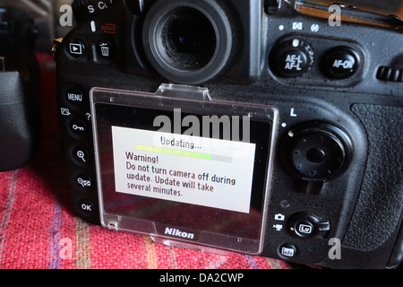 Nikon D800 una fotocamera reflex digitale DSLR subendo firmware/ aggiornamento software, REGNO UNITO Foto Stock