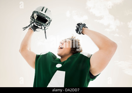 Ritratto di giocatore di football americano celebrando la vittoria Foto Stock