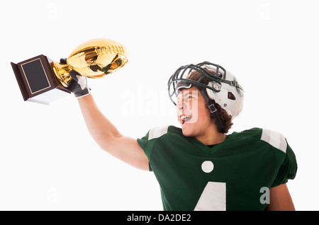 Ritratto di giocatore di football americano celebrando la vittoria Foto Stock