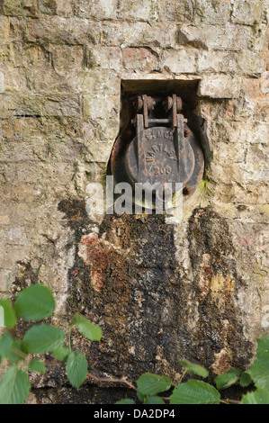 In cotto spiovente sul lato interno del Vittoriano ponte ferroviario arch che mostra macchie di acqua dei depositi di sale da soakaway ghisa coperchio Foto Stock