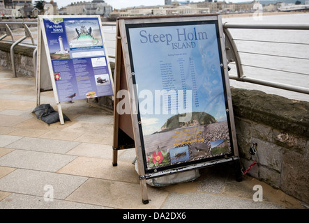 Gita in barca segni Flat Holm e ripide Holm isole nel canale di Bristol a Weston Super Mare, Somerset, Inghilterra Foto Stock