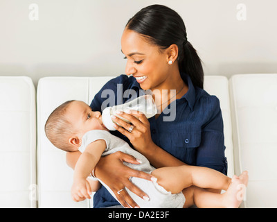 Alimentazione madre baby (2-5 falene) Foto Stock