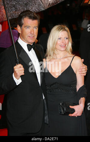 Attore britannico Pierce Brosnan arriva con sua figlia Charlotte all'Orange British Academy Film Awards (BAFTA) di Odeon Leicester Square, Londra, Regno Unito, 19 febbraio 2006. Foto: Hubert Boesl +++(c) dpa - Relazione+++ Foto Stock